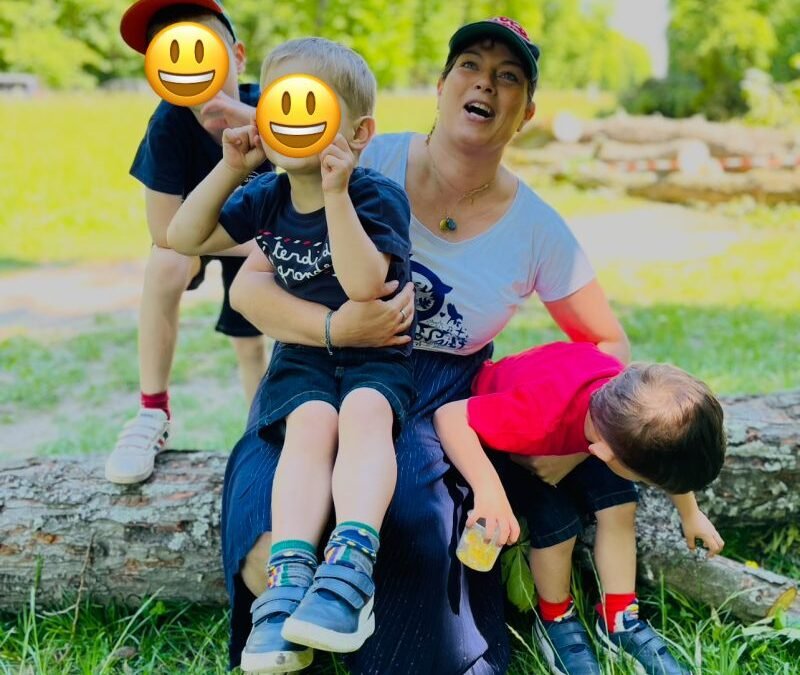 Espaces publics et parentalité : pourquoi sortir avec un enfant est devenu un défi